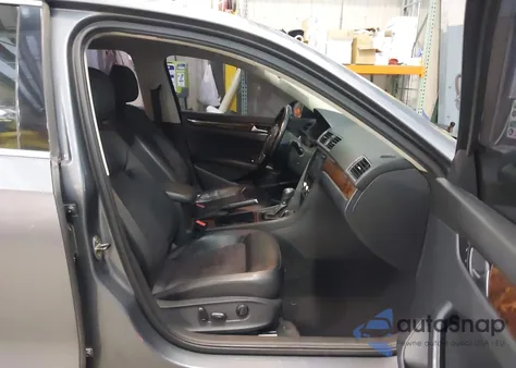 2012 Volkswagen Passat 3.6L V6 Sel Premium z USA, uszkodzony, nr VIN 1VWCM7A34CC058440